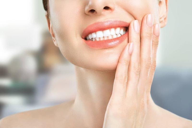 Bọc răng sứ có thể khiến răng đau nhức, ê buốt