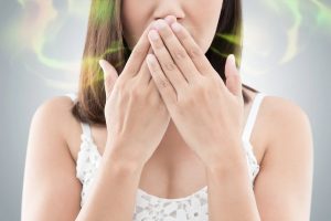 Bọc răng sứ có bị hôi miệng không?