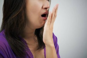 Bọc răng sứ có bị hôi miệng không?