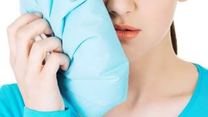 Chườm đá lạnh giúp giảm đau