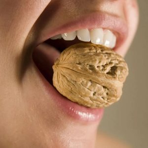 Dễ hư hỏng khi ăn phải đồ cứng