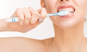 Sau khi mài răng bọc sứ, việc chăm sóc răng đúng cách là quan trọng