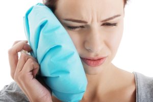 Chườm đá lạnh nếu gặp tình trạng sưng và đau răng