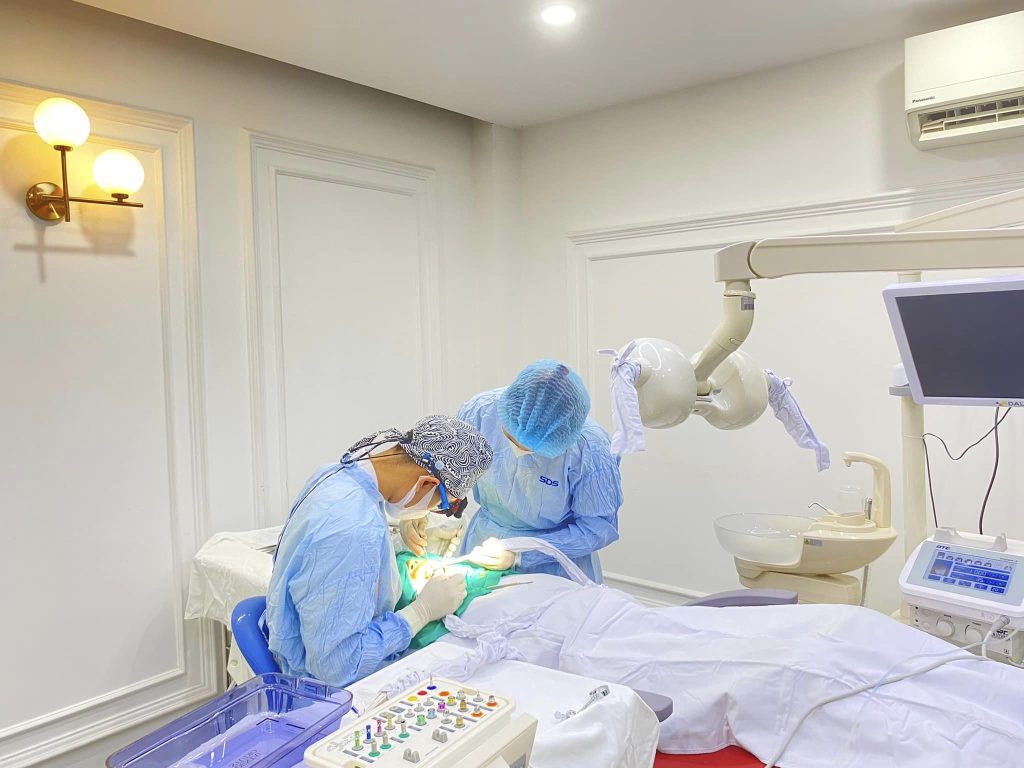 Bác sĩ Nguyễn Văn Thăng đang sử dụng máy CẮM IMPLANT ĐỊNH VỊ ROBOT điều trị cho bệnh nhân.