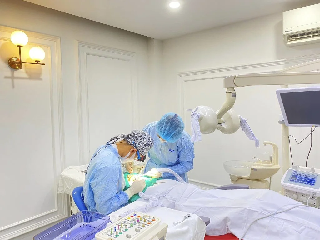 Thiết bị nha khoa hiện đại tại Nha Khoa VIN Dentist 4 Bác sĩ Nguyễn Văn Thăng đang sử dụng máy CẮM IMPLANT ĐỊNH VỊ ROBOT điều trị cho bệnh nhân.