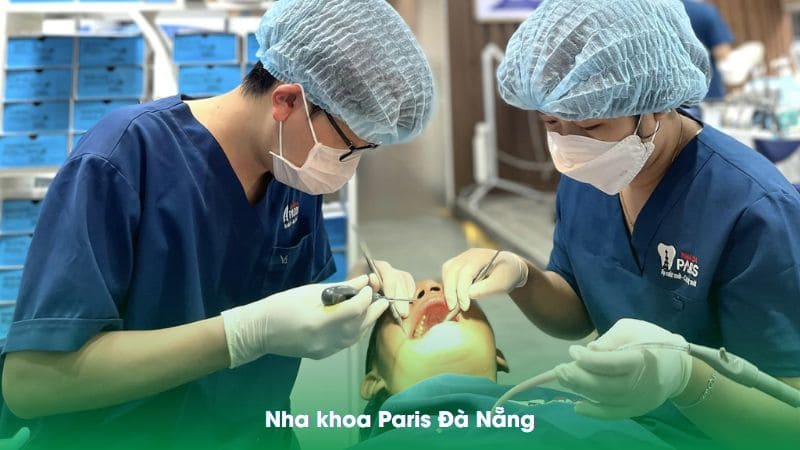 Hình ảnh bác sĩ tại Nha Khoa Paris đang điều trị cho khách hàng