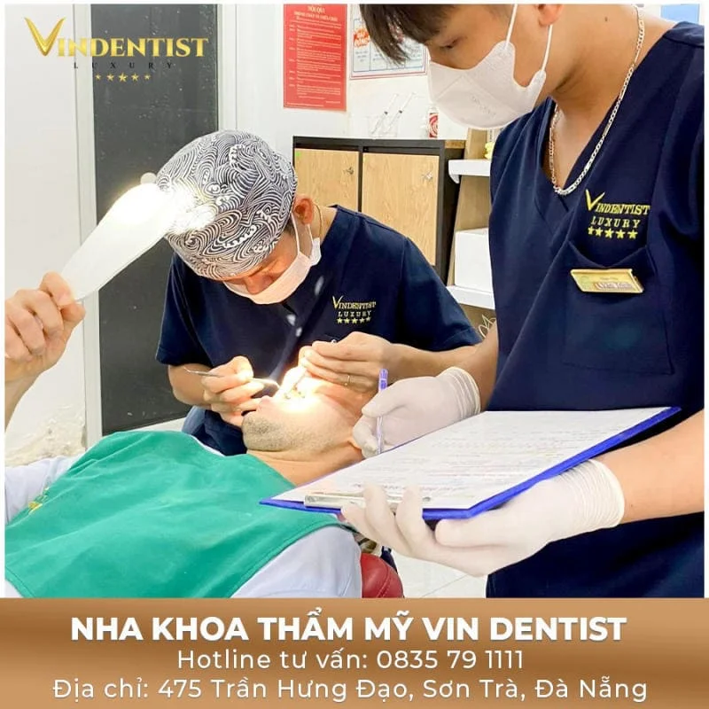 Trang Chủ 36 Bác sĩ tại Nha Khoa VIN Dentist đang điều trị cho bệnh nhân