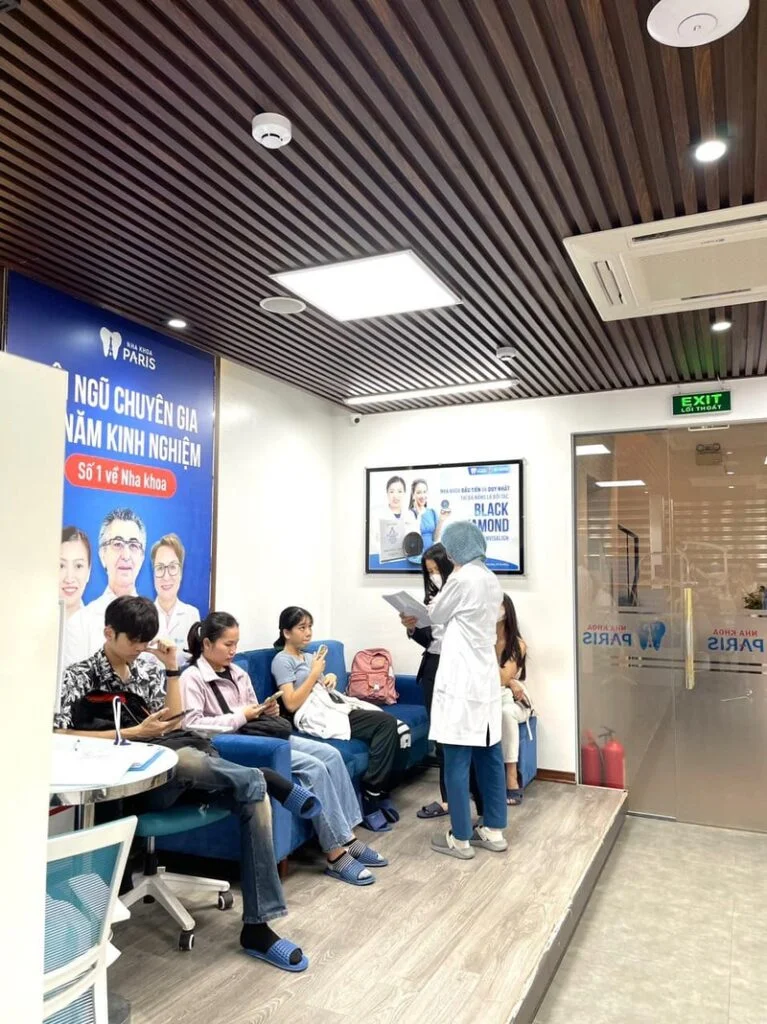 Trang Chủ 44 Khách hàng tại phòng chờ nha khoa Paris Đà Nẵng