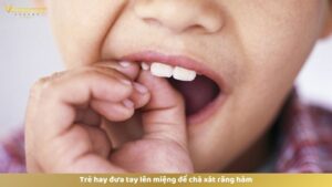 Trẻ hay đưa tay lên miệng để chà xát răng hàm