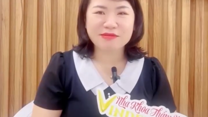 Khách hàng trồng trăng Implant Trầm Hương